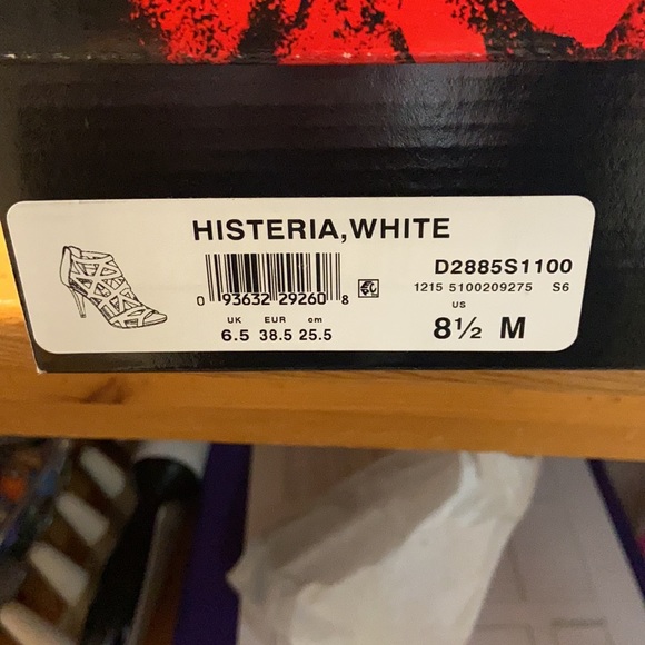 FERGALICIOUS white strappy heels Size 8.5 NEW - Picture 5 of 5